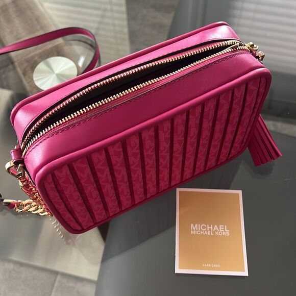 Michael Kors Jet Set Charm Medium Camera Bag in Wild Berry, NWT - Picture 4 of 9